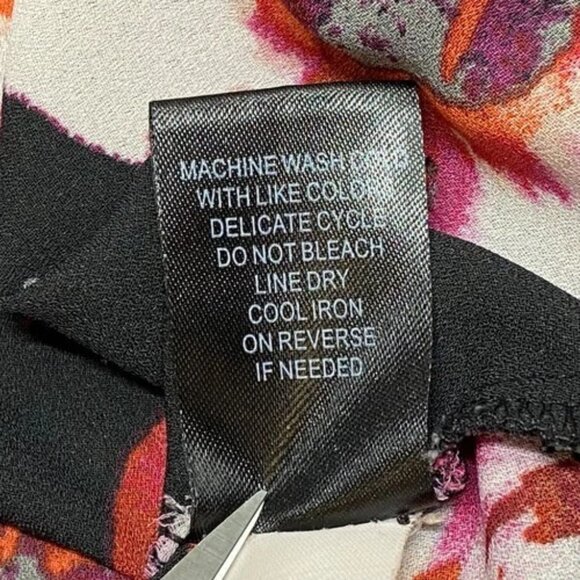 Torrid V- Neck Top Women's 1X Black Red Pink Floral Lightweight Roll Tab Sleeve - Picture 4 of 7